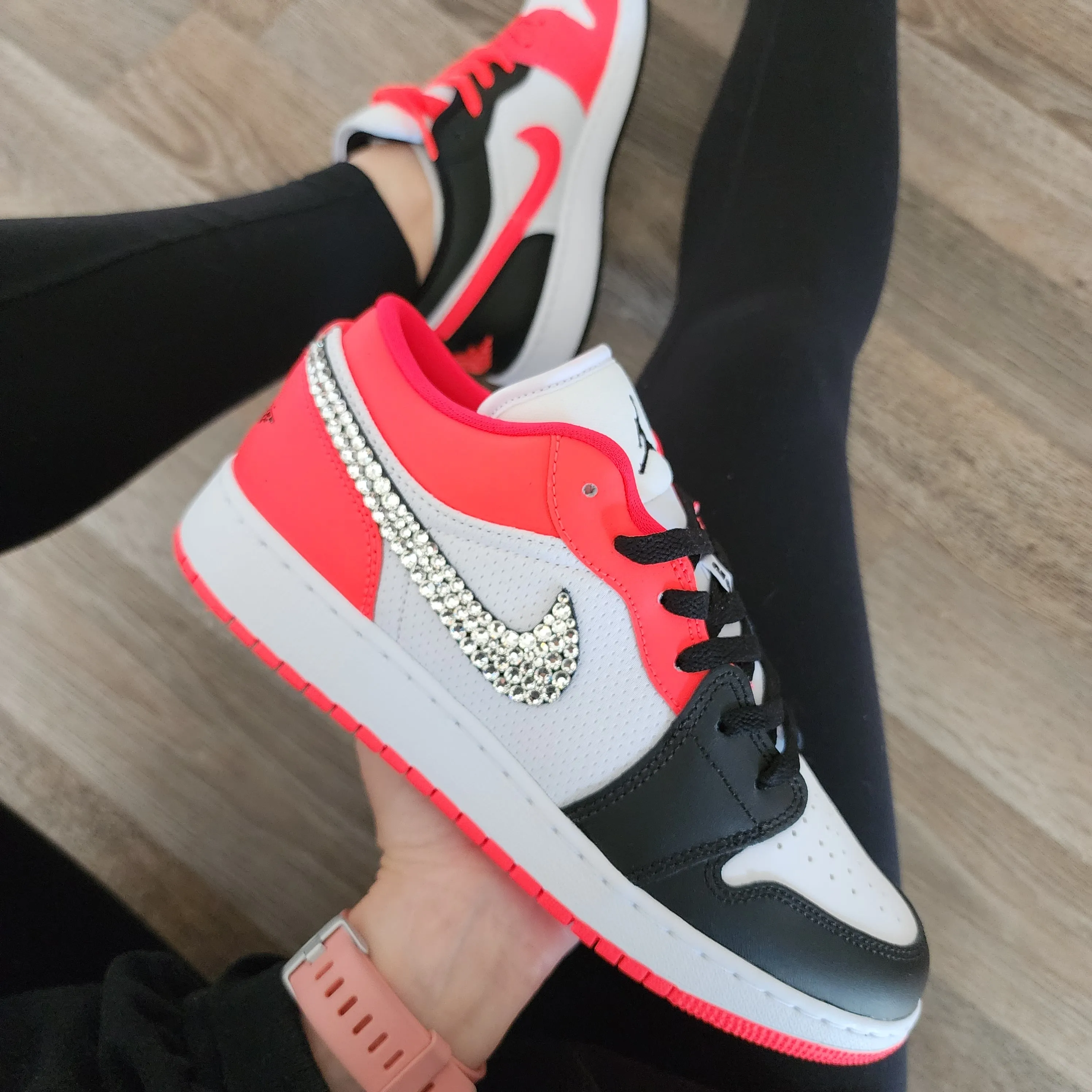 Jordan 1 Low Women/Youth (Bright Red/ Black/White)